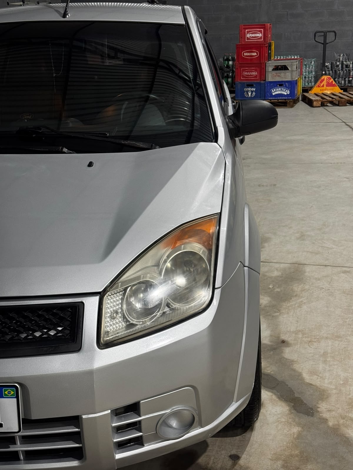 Ford Fiesta com farol clareado